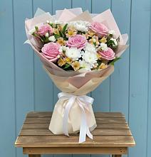 Букет цветов из:  Гвоздики, Орхидеи и Розы в Задонске