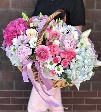Композиция солнечный день в Задонске Цветочная композиция из Розы, Хризантемы, Пионы и Лизиантусы в корзине в Задонске