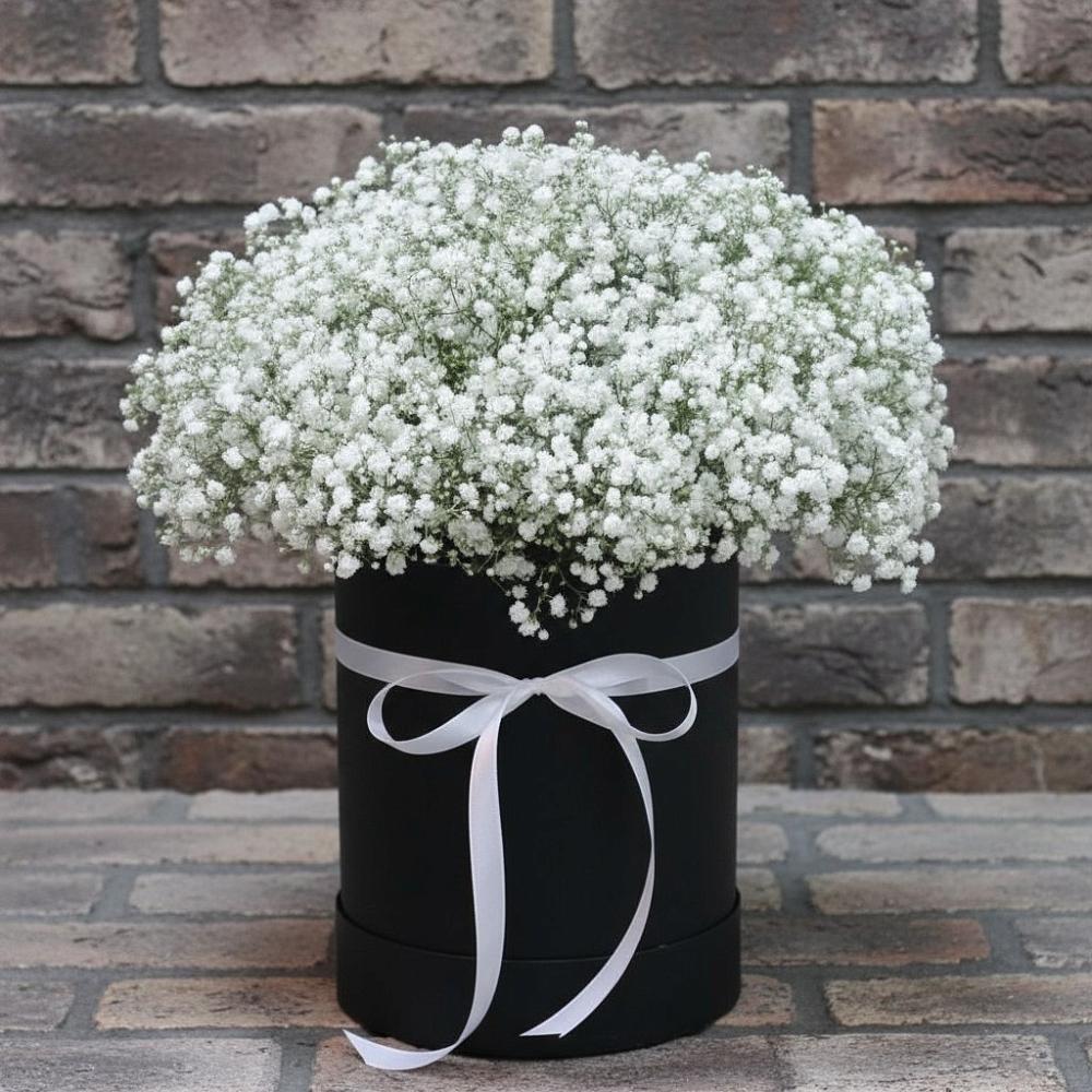 Цветочная композиция из Гипсофила в шляпной коробке в Задонске