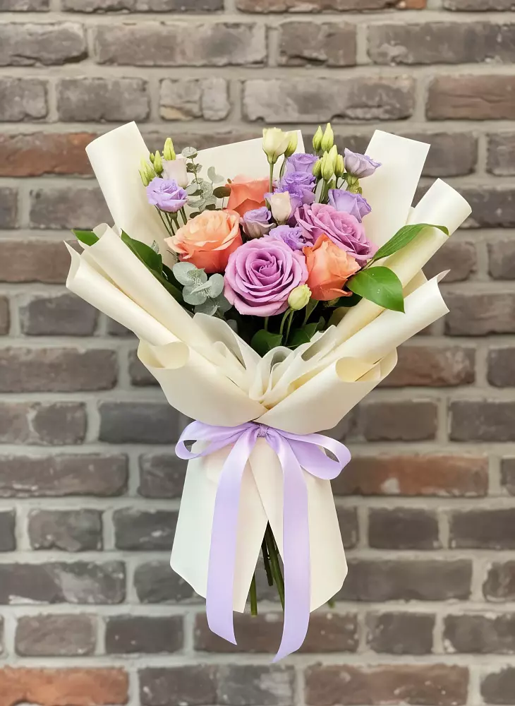 Букет цветов из: Лизиантусы и Розы в Задонске