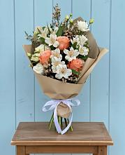 Букет цветов из:  Альстромерии, Лизиантусы, Розы и Хризантемы в Задонске