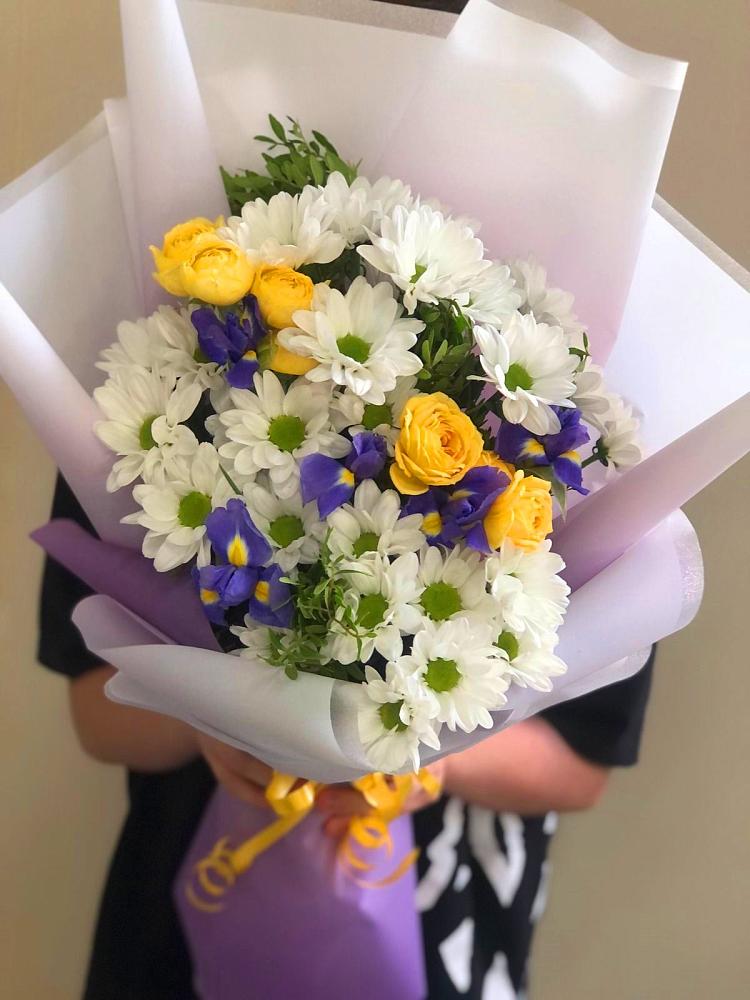 Букет цветов из: Ирисы, Хризантемы и Розы в Задонске