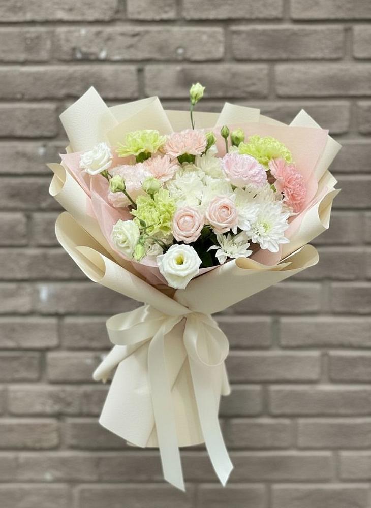 Букет цветов из: Гвоздики, Розы, Лизиантусы и Хризантемы в Задонске