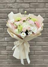 Букет цветов из:  Гвоздики, Розы, Лизиантусы и Хризантемы в Задонске
