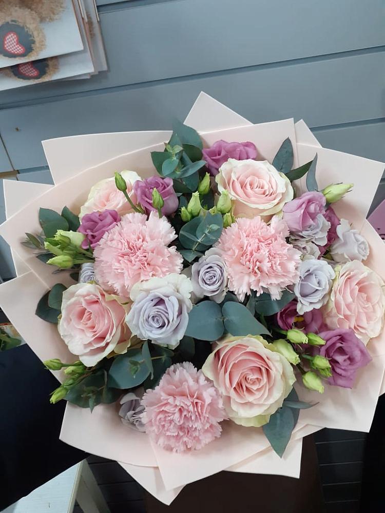 Букет цветов из: Розы, Гвоздики и Лизиантусы в Задонске