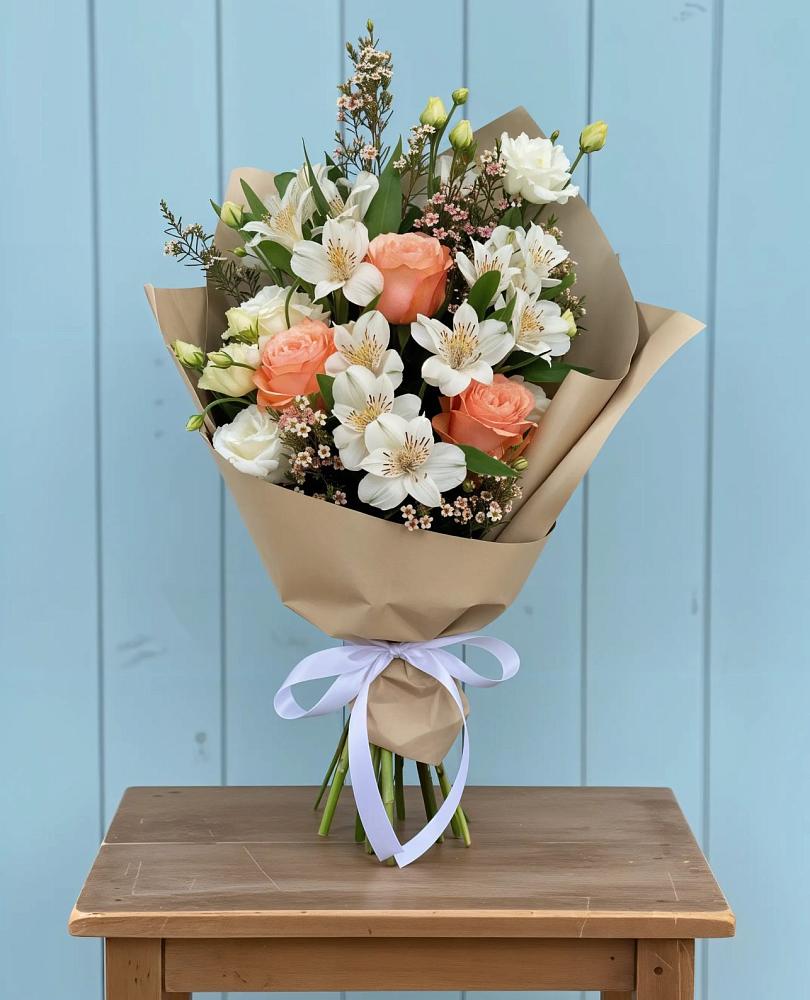 Букет цветов из: Альстромерии, Лизиантусы, Розы и Хризантемы в Задонске